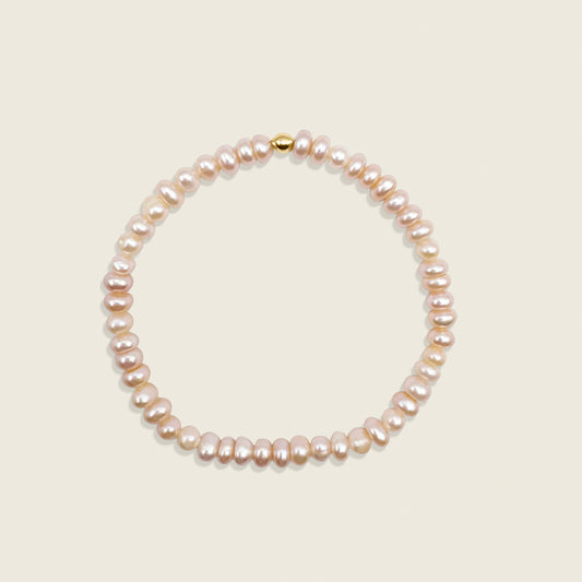 Pink Pearl Bracelet – crafted with pink freshwater pearls on a stretch band, this modern accessory offers a stylish and timeless addition to any outfit.