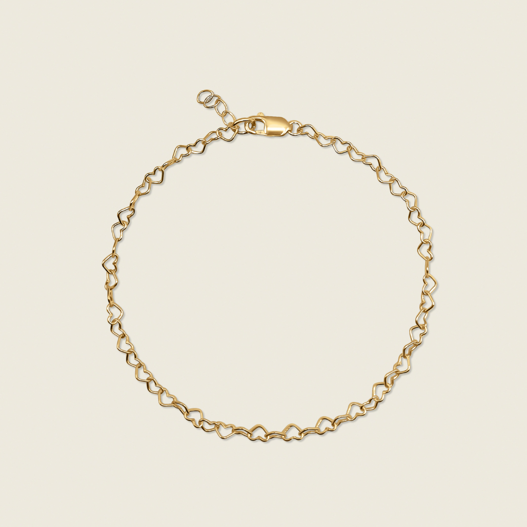 Dainty and minimal heartstring bracelet in 14k gold filled 