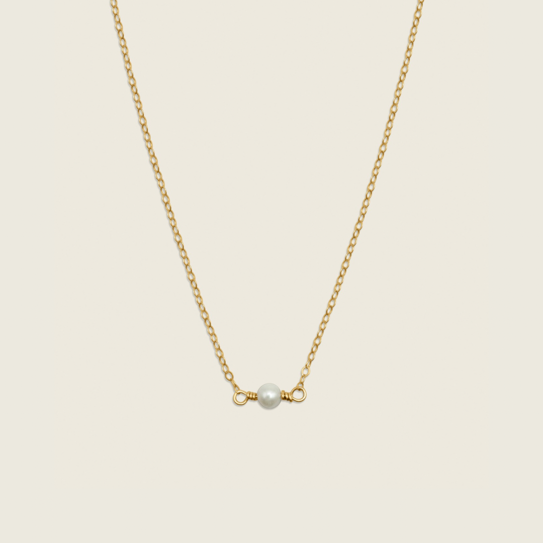 Petite Single Pearl Necklace – a dainty, minimal accessory featuring a stunning freshwater pearl. Perfect for adding a touch of elegance to your everyday style.